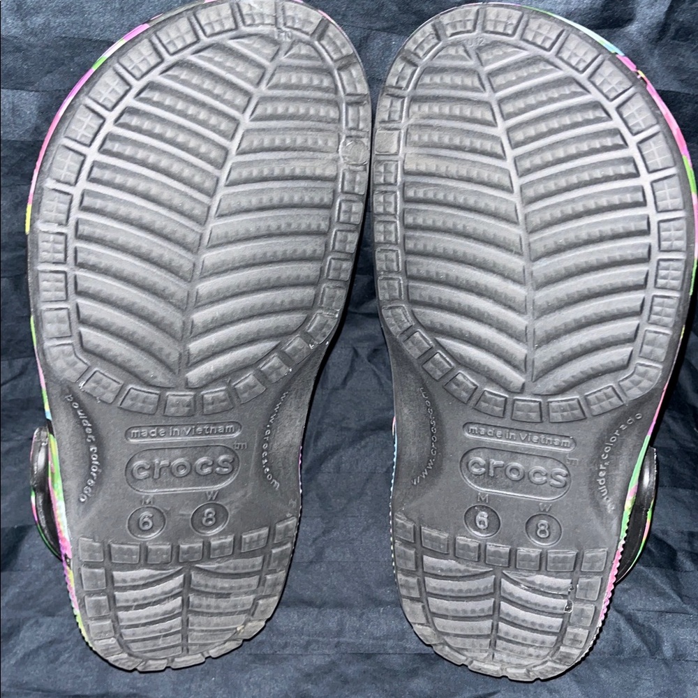 Women’s Size 8 MULTICOLORED CROCS Men’s Size 6 - Picture 6 of 7